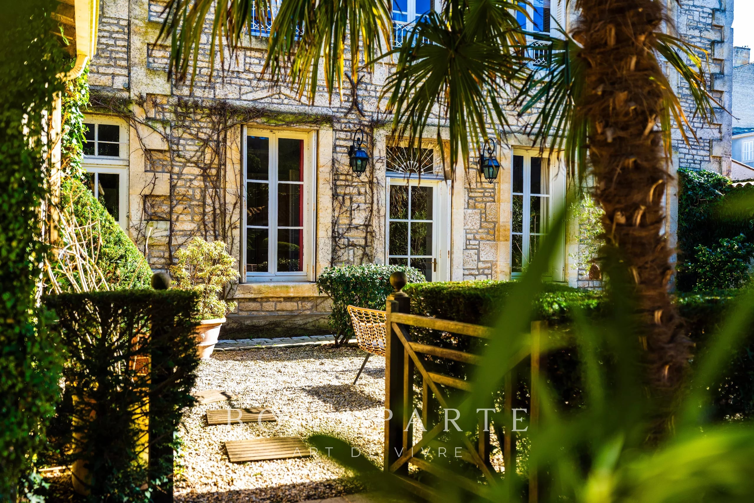 NIORT - MAISON DE CARACTÈRE ET SON JARDIN AVEC PISCINE EN CENTRE-VILLE