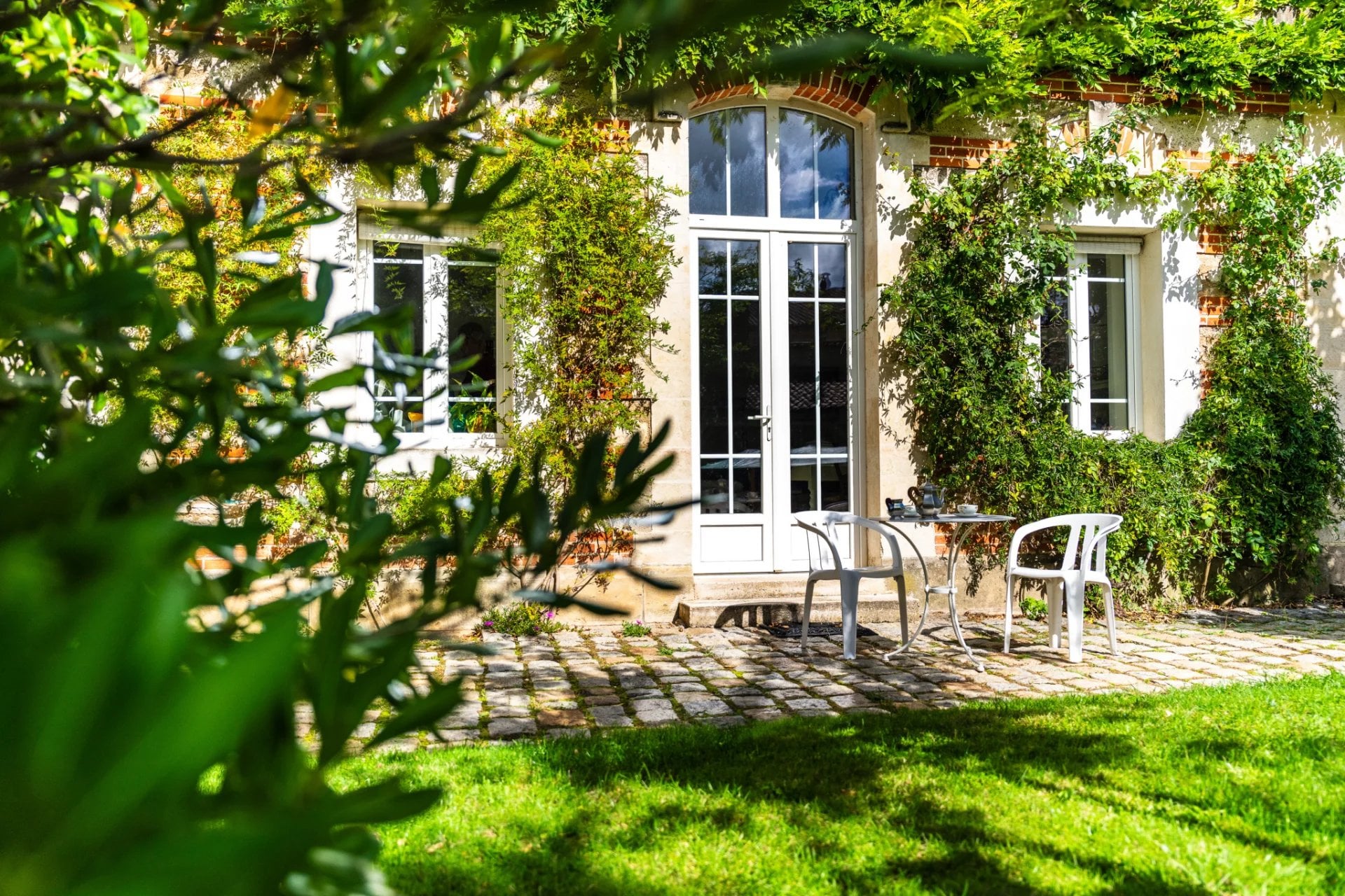 Hôtel particulier de charme en cœur de ville et son grand jardin verdoyant